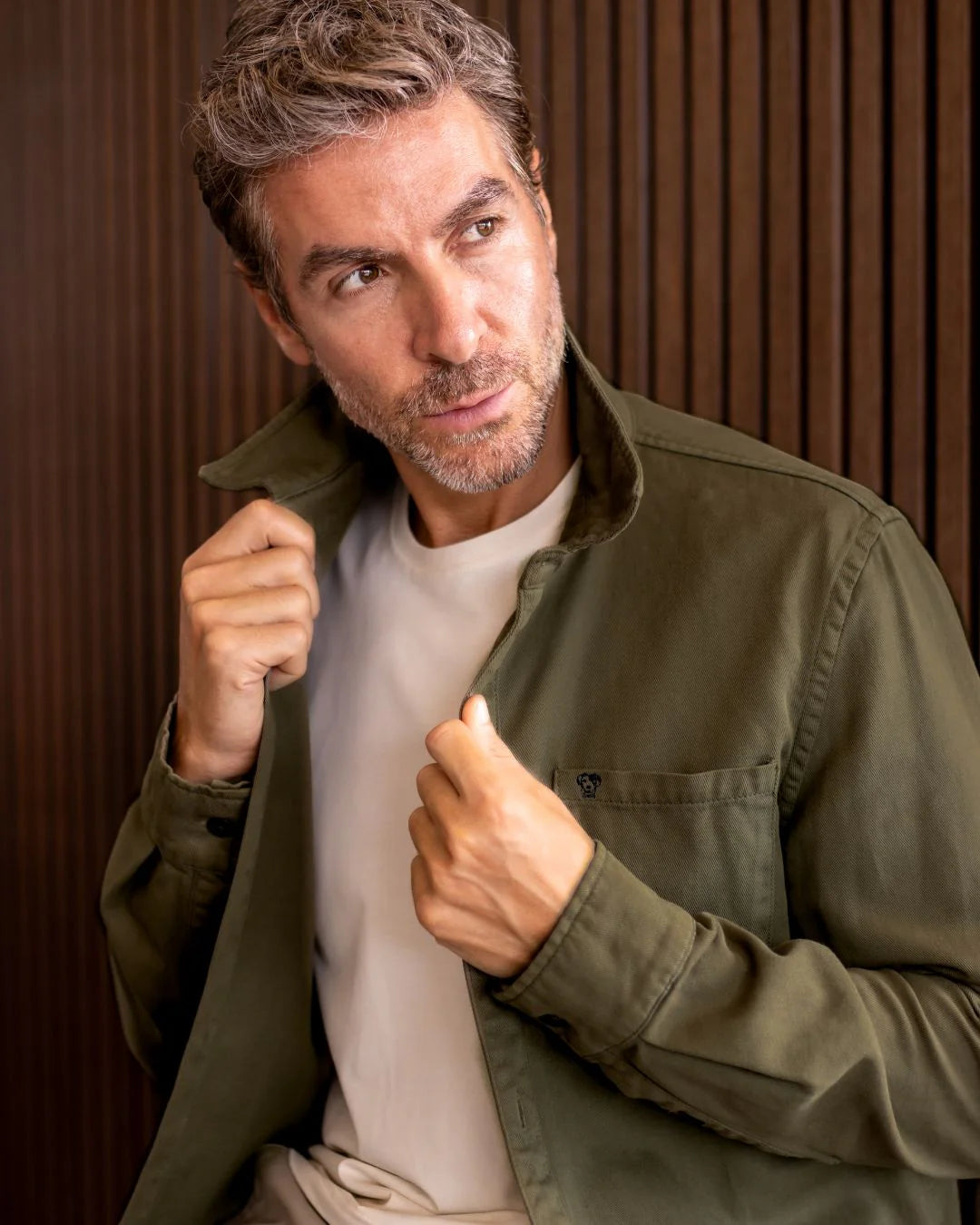 Sobre Camisa Antimanchas Verde Militar Con Bolsillo