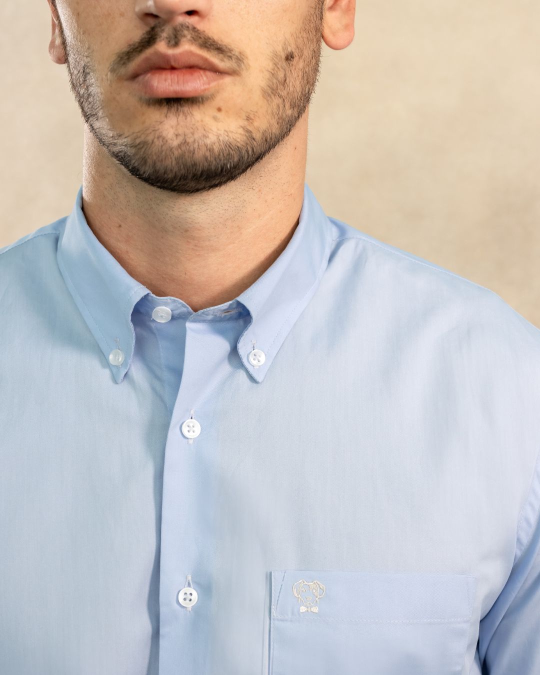Camisa Antimanchas Popelina Light Blue Con Bolsillo Logo Gris - Talla Regular