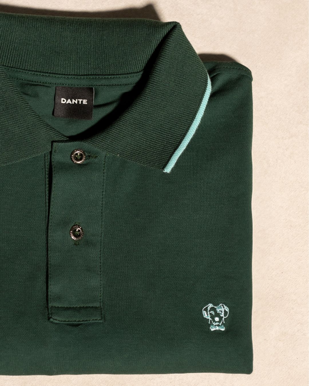 Polo Antimanchas Verde Esmeralda Detalles Azules - Talla Regular