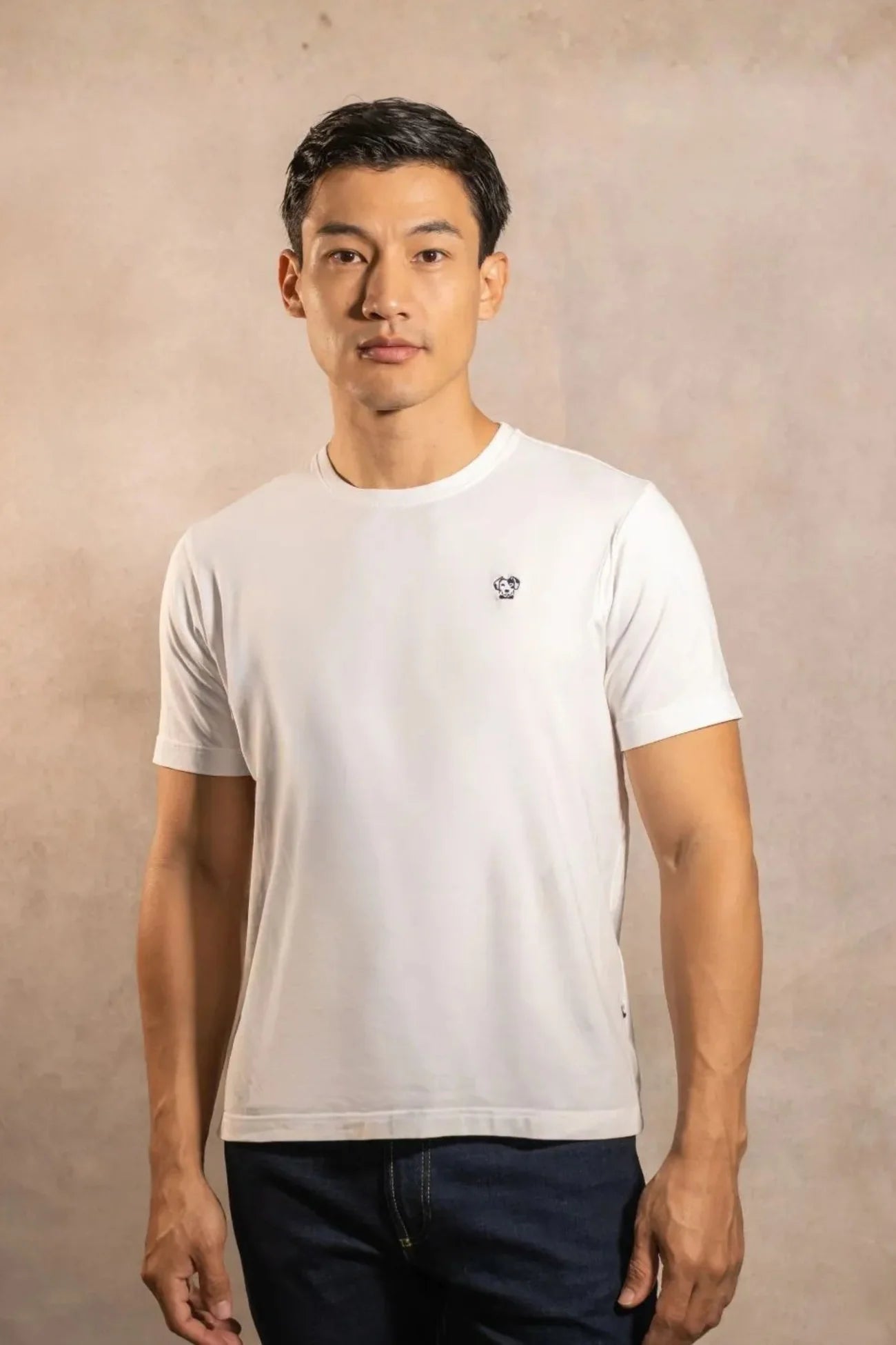 Playera Antimanchas Blanca Logo Azul Obscuro - Talla Regular