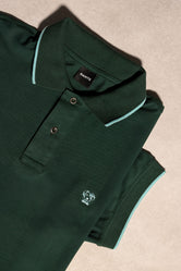 Polo Antimanchas Verde Esmeralda Detalles Azules - Talla Regular