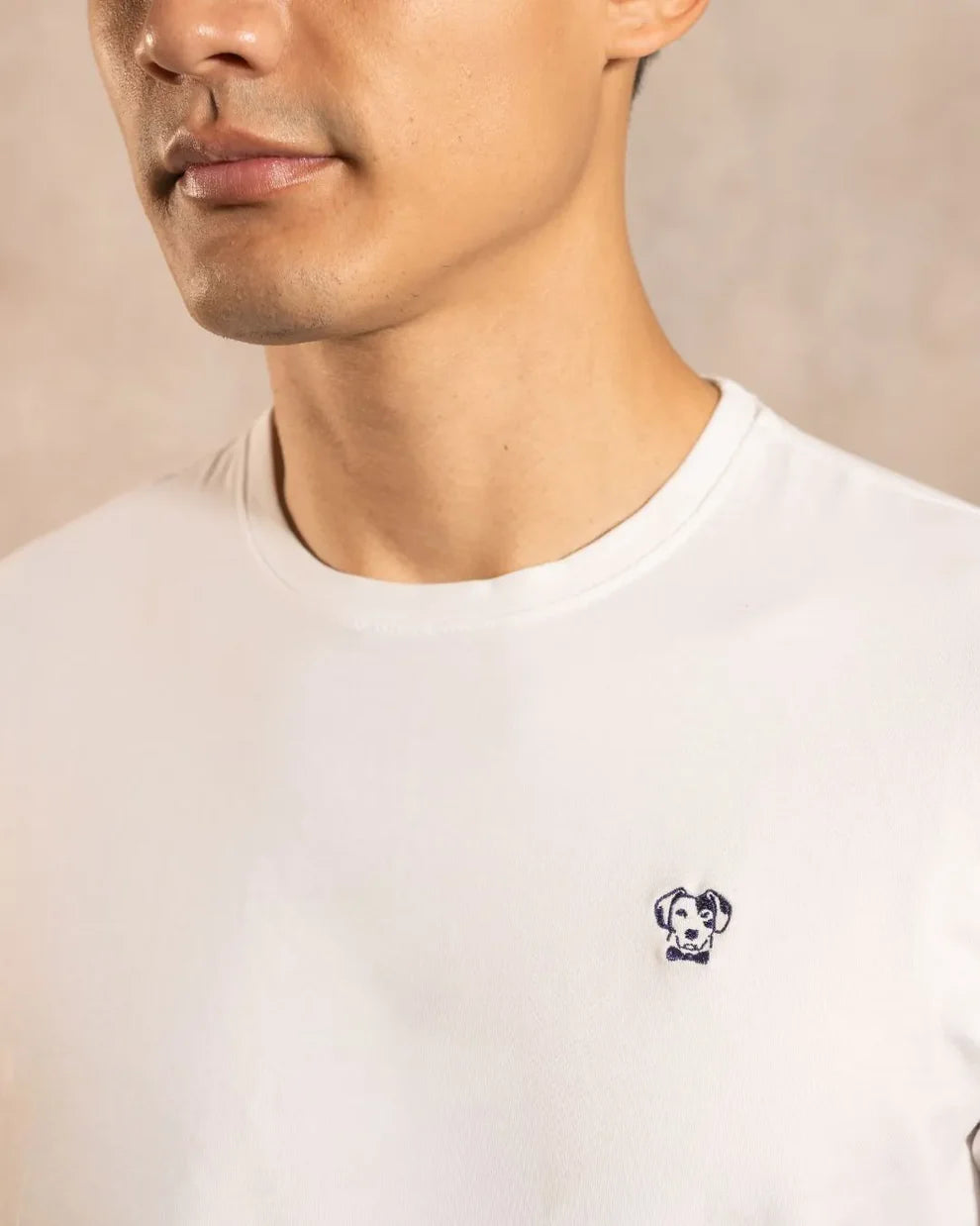 Playera Antimanchas Blanca Logo Azul Obscuro - Talla Regular